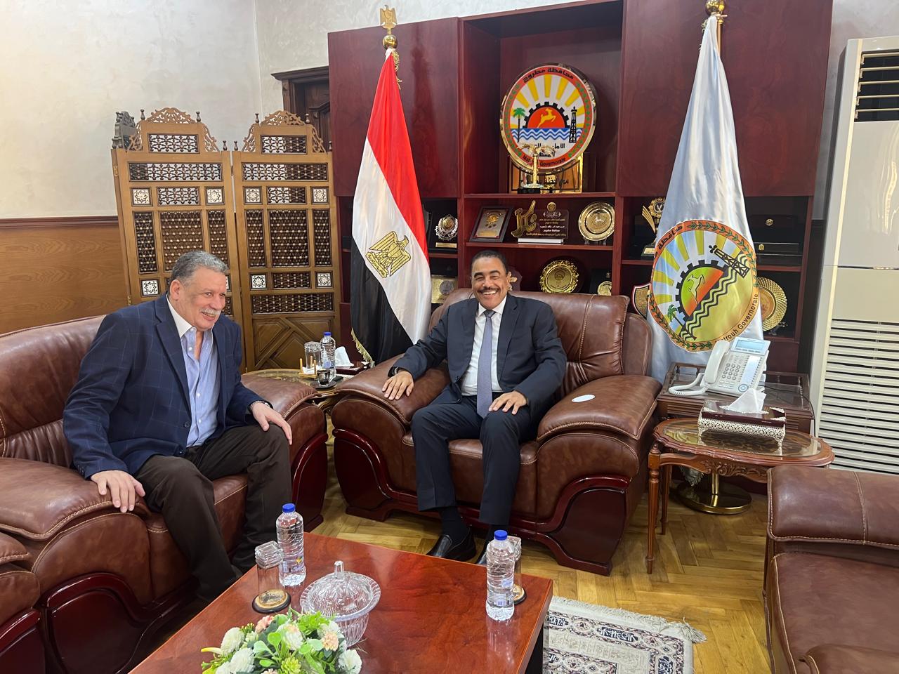 اللؤاء خالد شعيب محافظ مرسى مطروح يستقبل رجل الاعمال ناجح البارودي بمكتبة بديوان عام محافظة مطروح